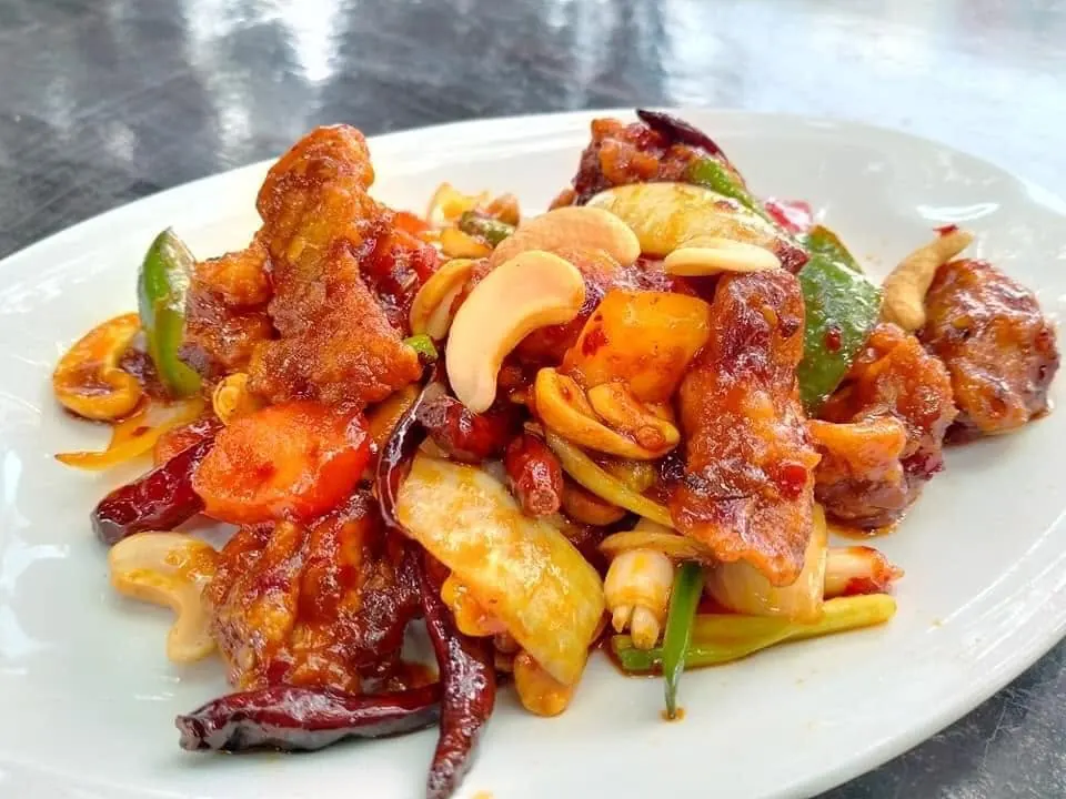 ไก่ผัดเม็ดมะม่วง ร้านย่างกุ้งกลางสวน งามวงศ์วาน