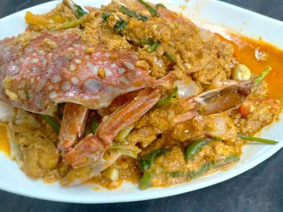 เนื้อปูผัดผงกะหรี่ ร้านย่างกุ้งกลางสวน งามวงศ์วาน