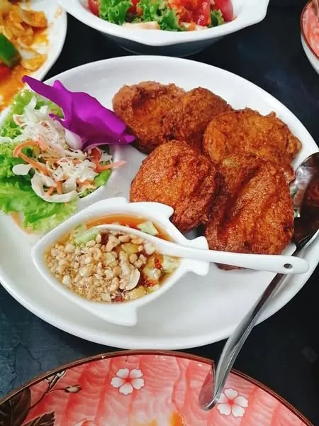 ทอดมันพร้อมอาจาดและน้ำจิ้ม