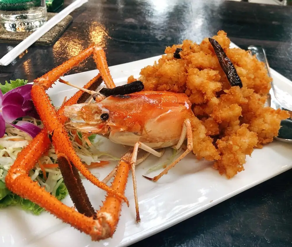 กุ้งแม่น้ำทอดกระเทียม ร้านย่างกุ้งกลางสวน งามวงศ์วาน