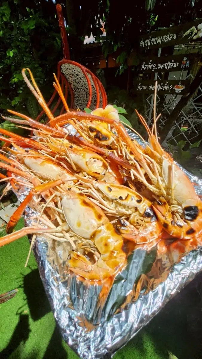 กุ้งแม่น้ำเผาเรียงบนฟอยล์ ร้านย่างกุ้งกลางสวน นนทบุรี