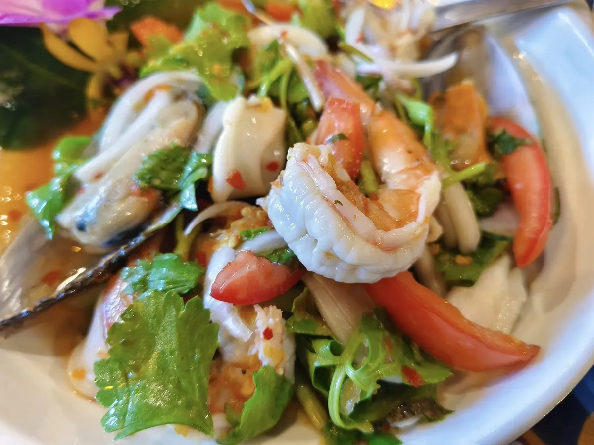 ยำทะเลรวมมิตร กุ้ง หมึก หอยแมลงภู่