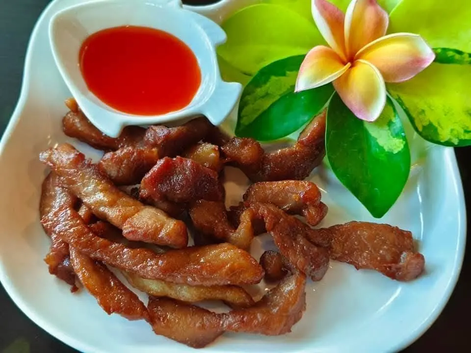 หมูแดดเดียวทอด พร้อมน้ำจิ้ม